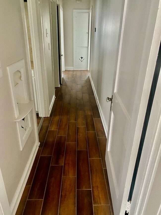 Building Photo - Charming 2-Bedroom Duplex for Lease – South Highlands