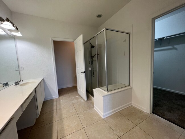 Building Photo - Beautiful 3 Bed 2 Bath with a Den Gated Co...