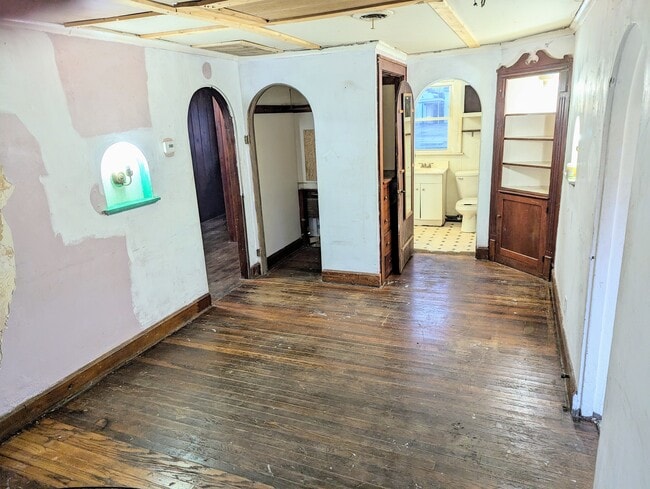 Building Photo - 15 W 10th St