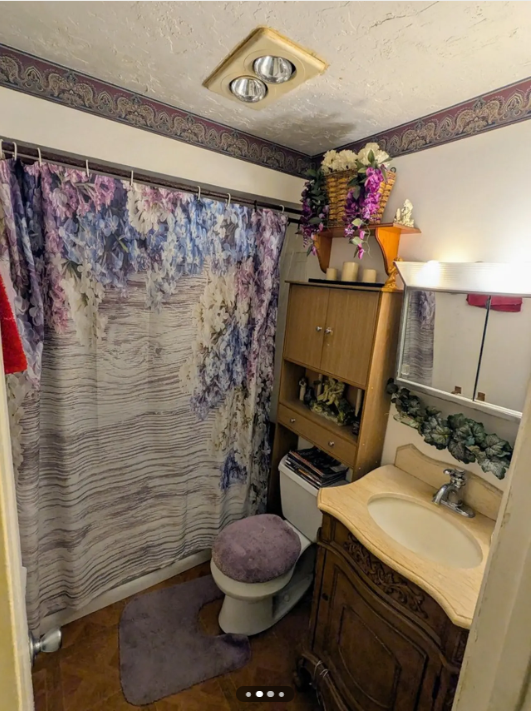 Owner has separate bathroom - 7879 Toledo St