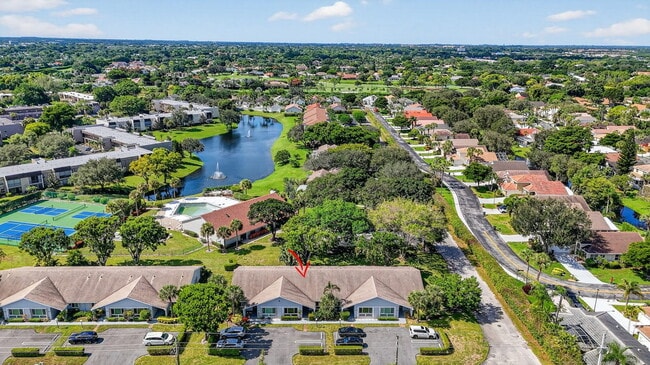 Building Photo - 708 Lago Rd