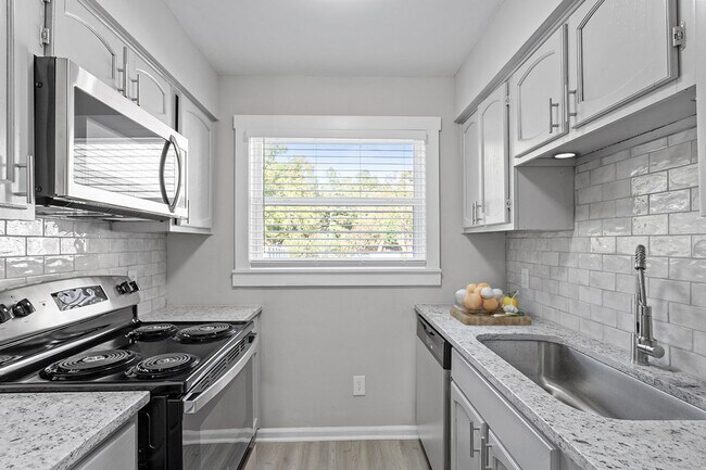 Building Photo - Beautifully Renovated Townhouse Near Downtown Clayton- EARN A MOTH OF UTILITIES!!