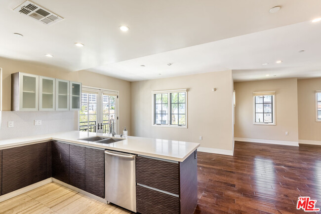 Building Photo - 227 S Hamilton Dr