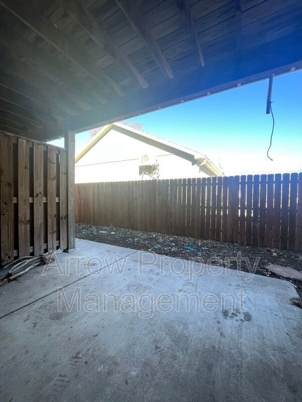 Building Photo - 525 Oak Rd