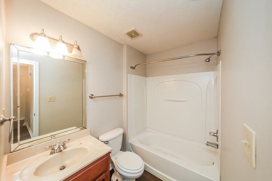 Building Photo - 4230 Ravenwood Dr N