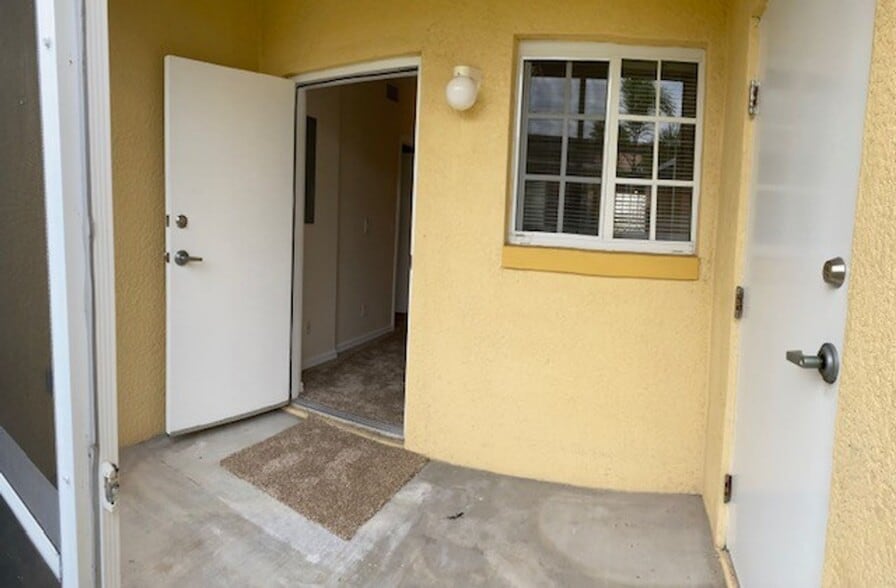 Building Photo - Coming soon  Ground Floor  2/2 Condo off Six Mile Cypress