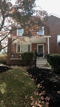 Building Photo - 3 bedroom, 1.5 bath end unit townhome