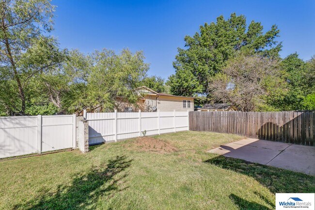 Building Photo - 3 bedroom 2 bath duplex - SE Wichita