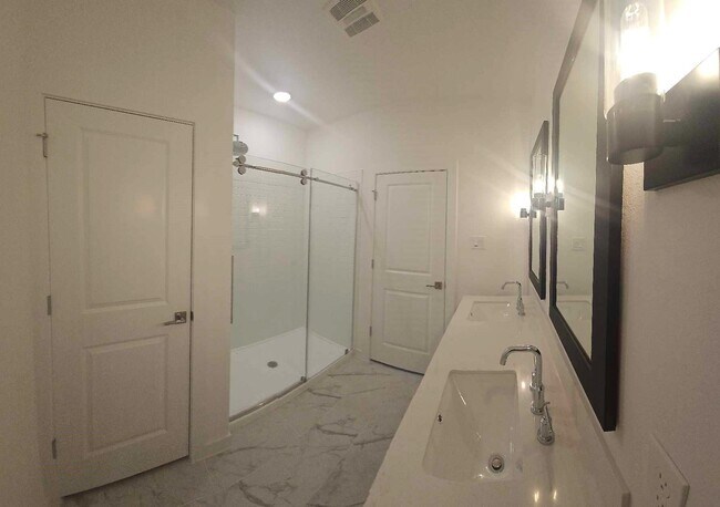 Building Photo - 8442 Bay Oaks Dr