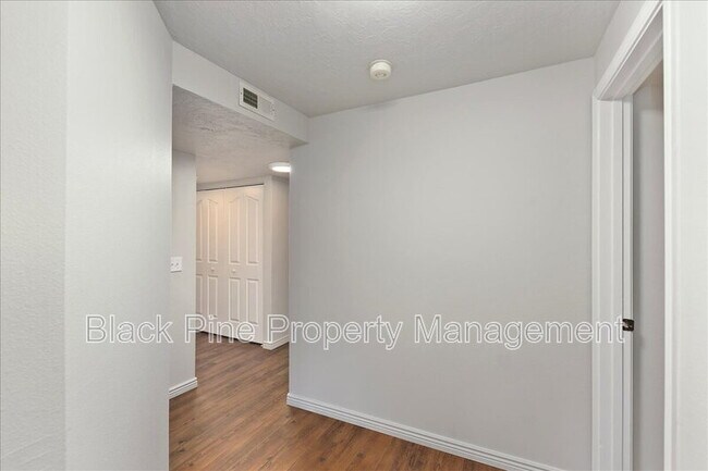 Building Photo - 3675 S Gekeler Ln