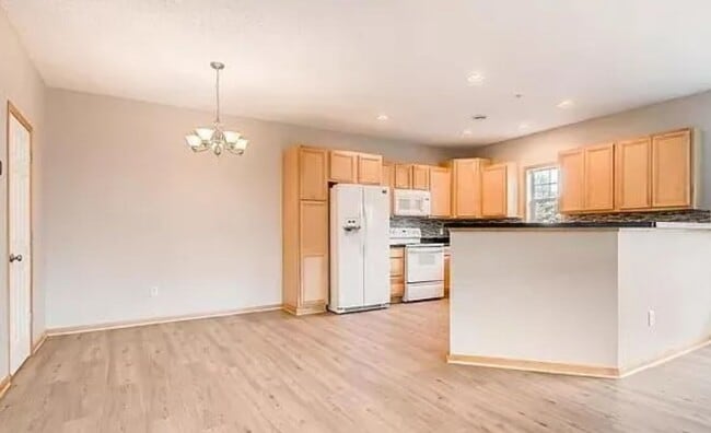 Building Photo - Modern Comfort & Convenience in Plymouth f...