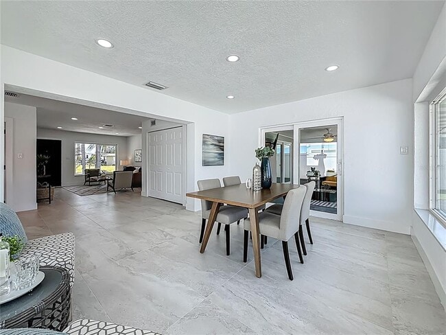 Building Photo - 572 Baywood Dr N