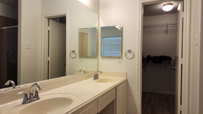 Building Photo - 11742 Fortune Park Dr