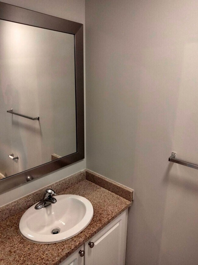 Building Photo - 210 Farmington Ave