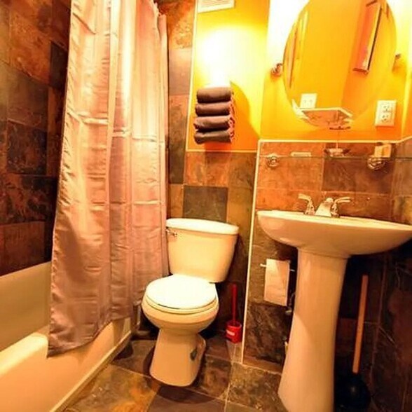 Building Photo - 212 E 12th St