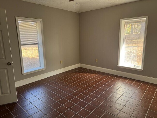 Building Photo - 121 Woodland Cir