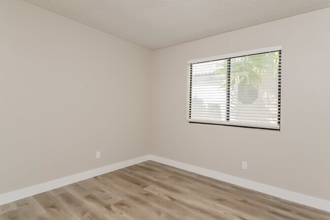 Building Photo - 2058 Waverly Cir