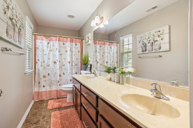 Building Photo - Beautiful 4 Bed 2.5 Bath