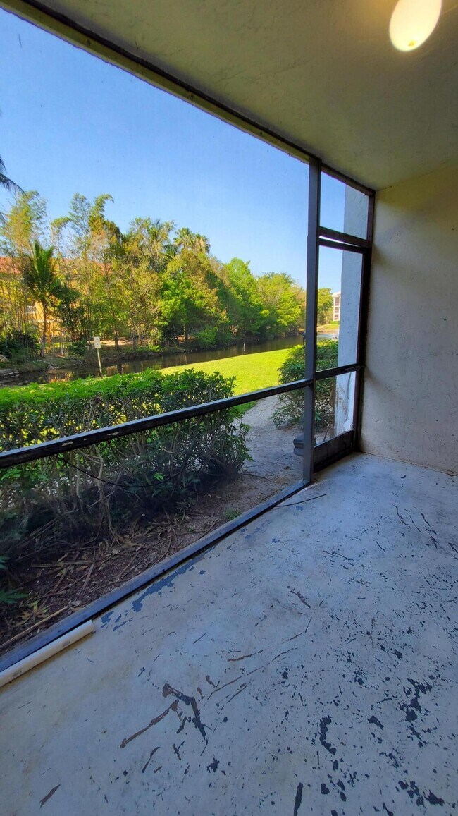 Building Photo - 721 N Pine Island Rd