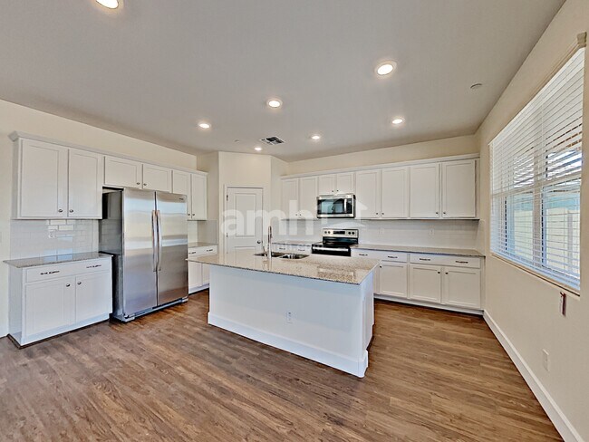 Building Photo - 5944 W Columbine Dr