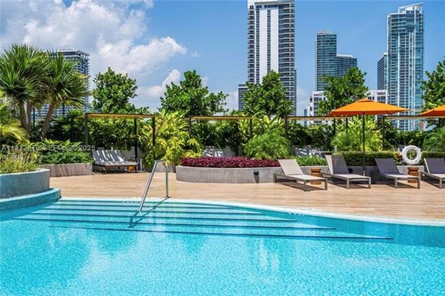 Building Photo - 700 NE 24th St