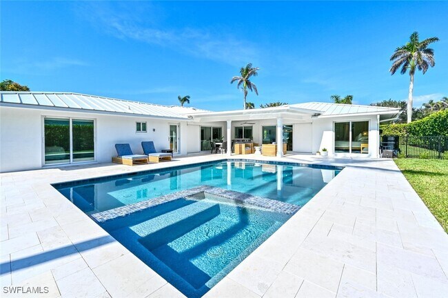 Building Photo - 646 Park Shore Dr