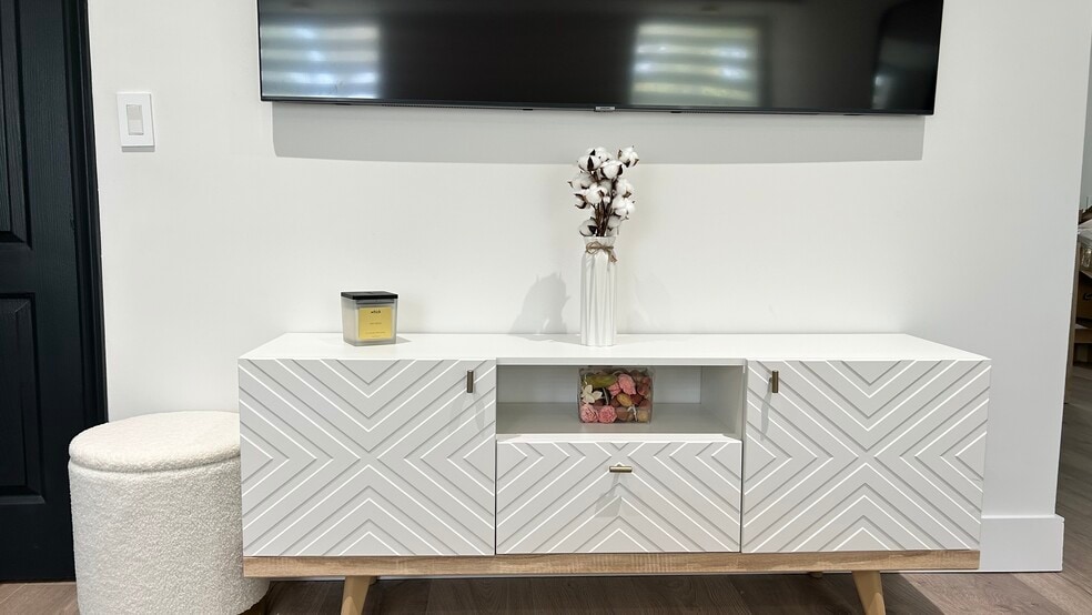 Building Photo - 6205 SE Circle St