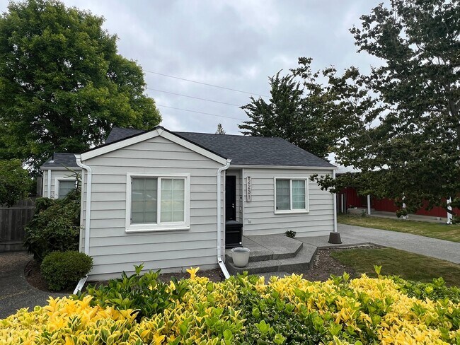 Building Photo - Cozy 2 Bedroom Home
