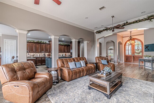 Building Photo - 15569 Crown Oaks Dr