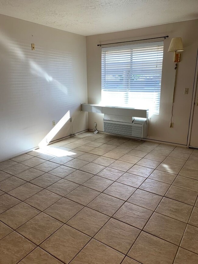 Building Photo - Lower Level Smokey Lane 1 bedroom, 1 bath ...