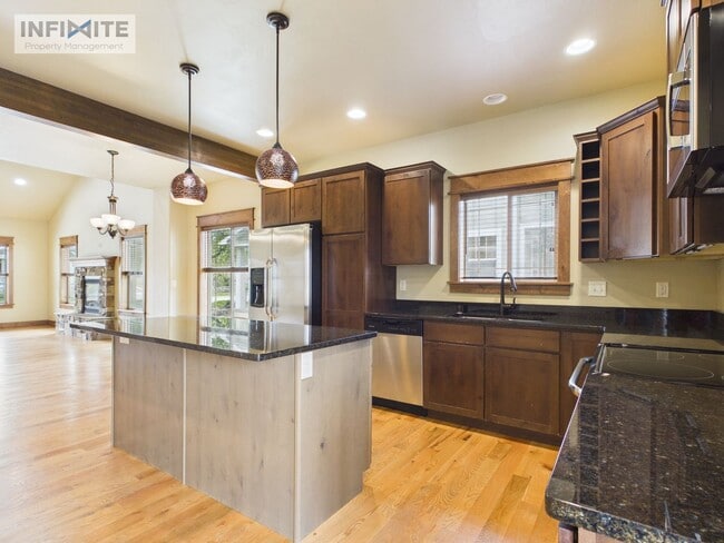 Building Photo - 4 Bedroom Home with Spacious Yard