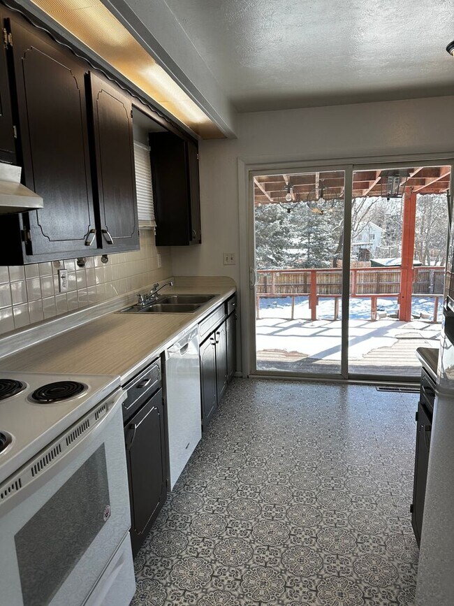 Building Photo - READY NOW!! Fantastic 4-bedroom,2 bath 1 car garage!