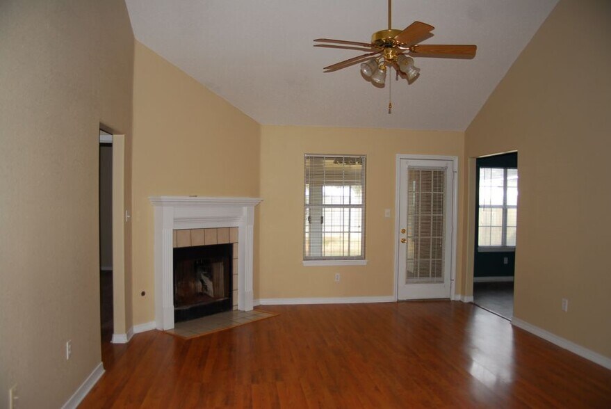 Building Photo - 14486 Williamsburg Dr