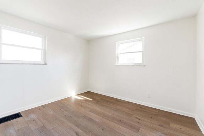 Building Photo - 4040-4042-4042 Halsey Pl