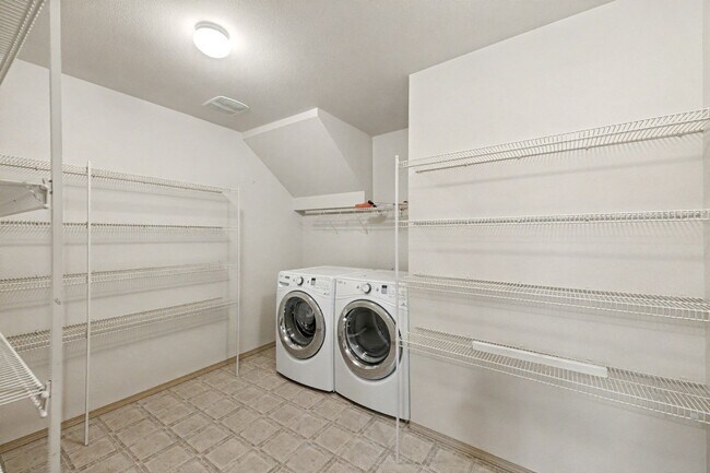 Building Photo - 4 bed 2.5 bath available now in Bothell