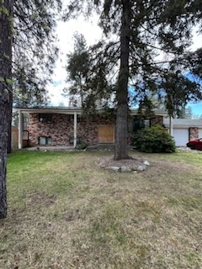 Building Photo - Unique duplex in post falls