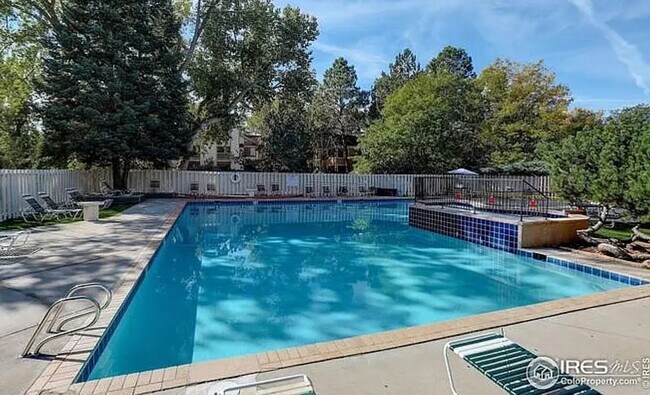Building Photo - Updated Top-Floor Condo in Boulder’s Powde...
