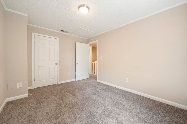 Building Photo - Charming End Unit Townhome near Downtown D...