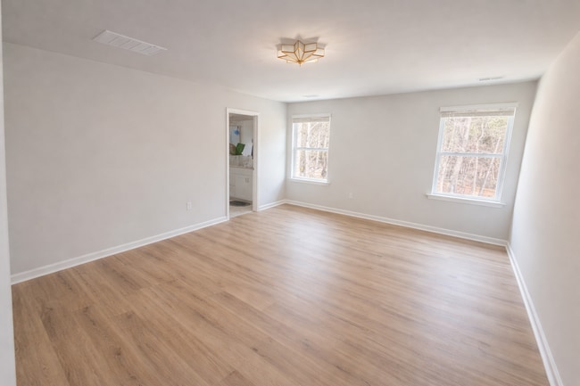 Building Photo - English Country Elegance Private 1/2 Acre Wooded Home site