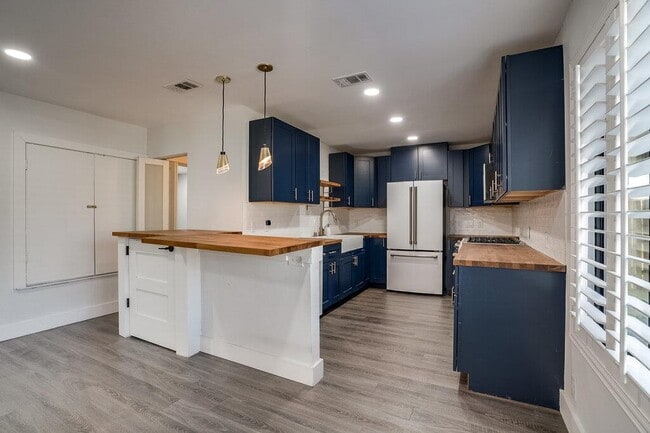 Building Photo - 1043 Springdale Rd