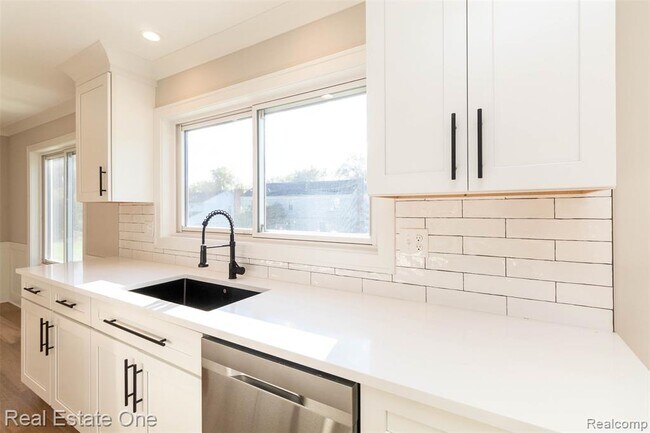 Building Photo - 5485 Hammersmith Dr