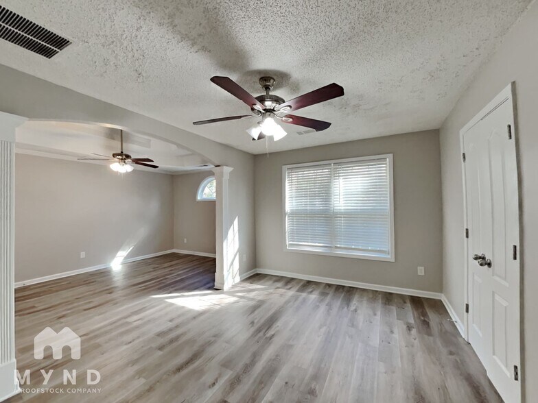 Building Photo - 203 Peachtree Glen Dr