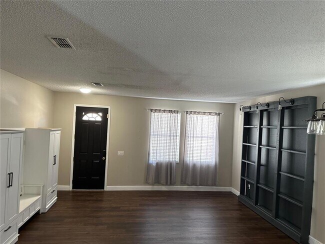 Building Photo - 211 Roseling Crossing