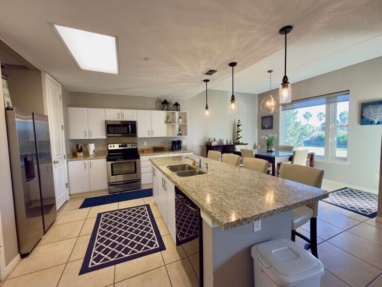 Building Photo - 5909 Padre Blvd