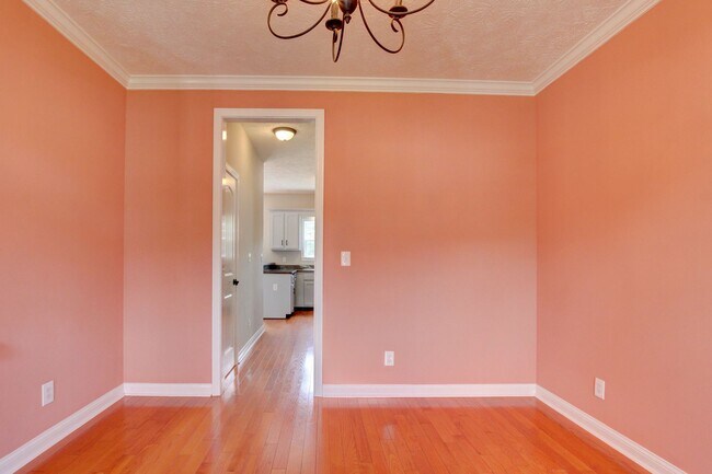 Building Photo - 716 Cavalier Dr