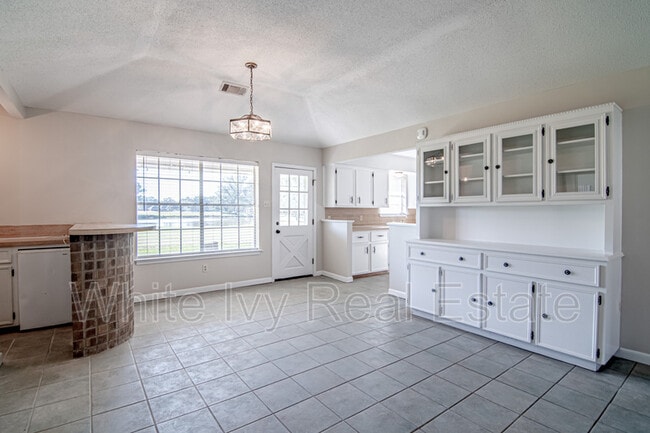 Building Photo - 295 Broadmoor Dr