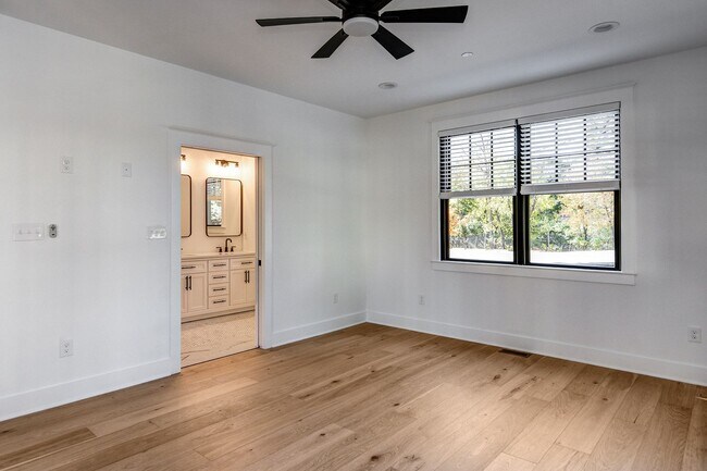 Building Photo - 20 E Redman Ave