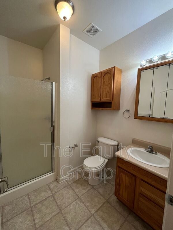 Building Photo - 2329 W Sunnyside Ave