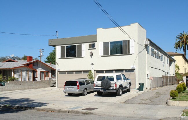 Building Photo - 723 E Chestnut St