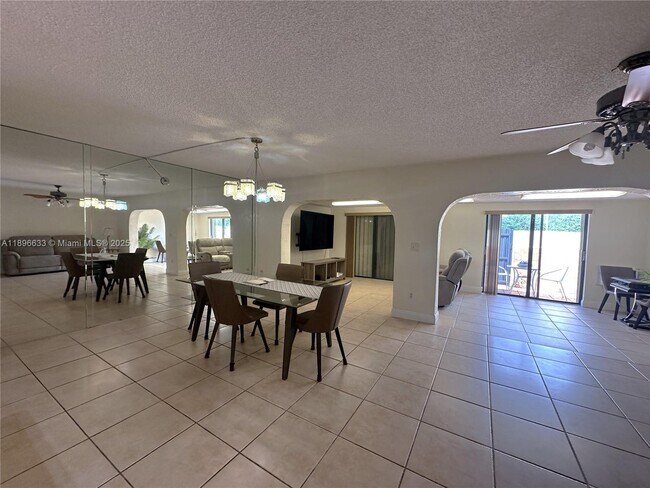 Building Photo - 3730 Alcantara Ave